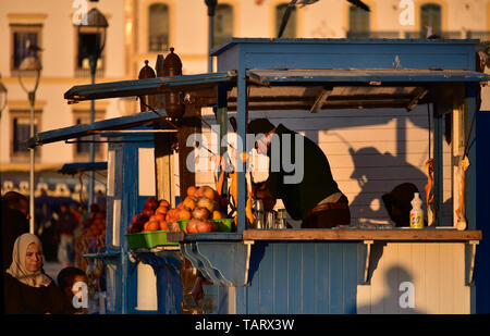 Il succo d'arancia fresco fornitore, porto di Essaouira, Marocco, Africa Settentrionale, Africa Foto Stock