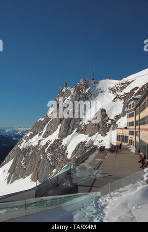 Pilatus, Lucerna, Svizzera - Jan 08, 2013: piattaforma di osservazione al hotel nelle Alpi Foto Stock