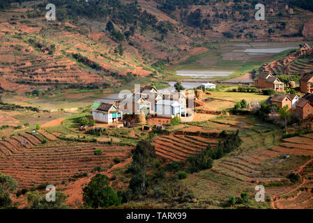 Vista panoramica di un tradizionale Madagasy piccolo villaggio nelle highlands, Madagascar centrale Foto Stock