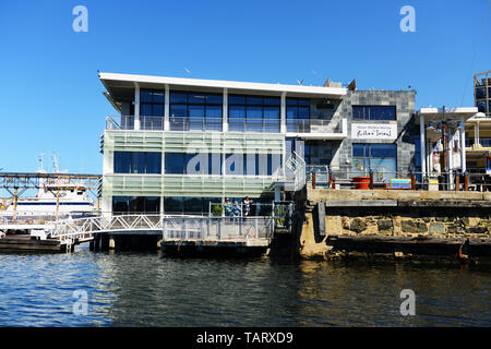 Robben Island per i passeggeri dei traghetti nel porto di edificio al V & A Waterfront di Cape Town. Foto Stock