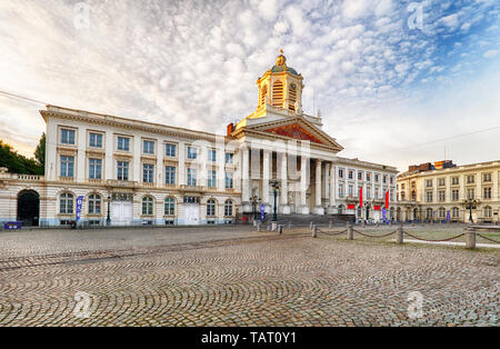 Bruxelles - Royal Square con la chiesa di Saint Jacques sur Coudenberg e Monumento di Van Godefroid di Bouillon. Foto Stock