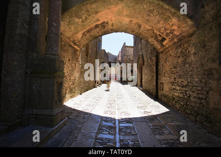 Città italiana Erice, vicolo e ponte in Sicilia occidentale. Antico medioevo street nella città di Erice Sud Italia Foto Stock