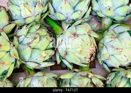 Close up di carciofi freschi sul display a Broadway Market a Londra Foto Stock