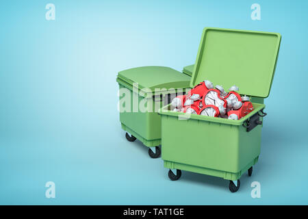 3D rendering di due verdi trash lattine, anteriore può essere aperto e pieno di rotte e piegate allarme rosso orologi, sulla luce-sfondo blu. Foto Stock