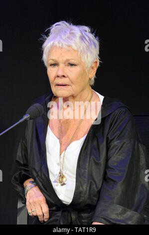 Film inglese, stage e televisione attore e autore Dame Judi Dench a Cheltenham Festival della Letteratura, 12 ottobre 2014. Foto Stock