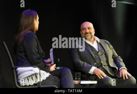 British-Iranian stand-up comedian, attore, produttore televisivo e scrittore Omid Djalili a Cheltenham Festival della Letteratura, 9 ottobre 2014 Foto Stock