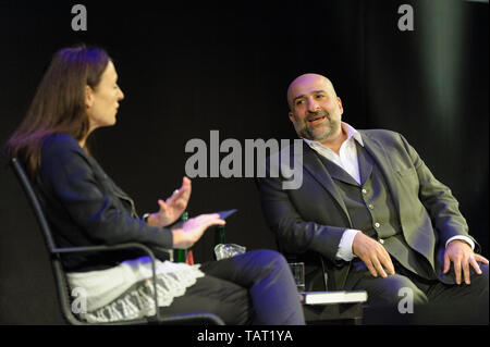 British-Iranian stand-up comedian, attore, produttore televisivo e scrittore Omid Djalili a Cheltenham Festival della Letteratura, 9 ottobre 2014 Foto Stock