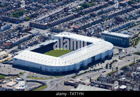 Bloomfield Road home di Blackpool FC, dall'aria, su una soleggiata giornata estiva, North West England, Regno Unito Foto Stock