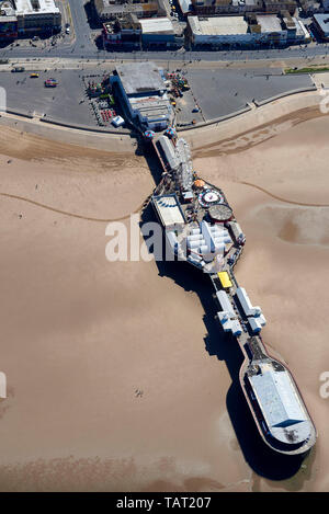 Blackpool Central Pier dall'aria, su una soleggiata giornata estiva, North West England, Regno Unito Foto Stock
