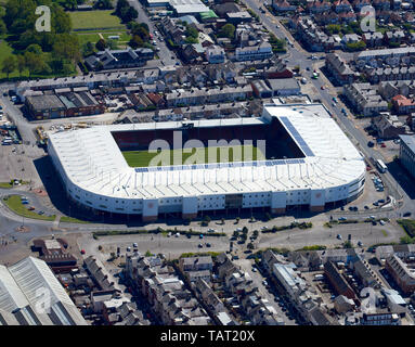 Bloomfield Road home di Blackpool FC, dall'aria, su una soleggiata giornata estiva, North West England, Regno Unito Foto Stock