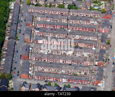 Una veduta aerea di Terrazza alloggiamento e strade strette, East Manchester North West England, Regno Unito Foto Stock