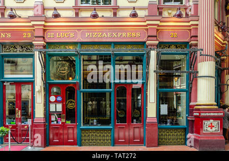 Pizza Express in Leadenhall marcatore, un mercato coperto nel quartiere finanziario della City di Londra, Regno Unito Foto Stock