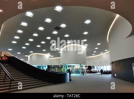 KAOHSIUNG, Taiwan - 14 Aprile 2019: l'interno delle aree pubbliche dell'recentemente completato il Centro Nazionale per le Arti dello Spettacolo si trova nel Weiwuy Foto Stock