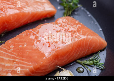 Fresco e materie Filetti di Salmone in padella con timo e aglio Foto Stock