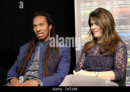 Poeta inglese, romanziere e drammaturgo Benjamin Zephaniah con il giornalista e scrittore Catherine Bruton a Cheltenham Festival della Letteratura, ottobre 11 Foto Stock