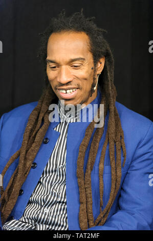 Poeta inglese, romanziere e drammaturgo Benjamin Zephaniah a Cheltenham Festival della Letteratura, 11 ottobre 2014. Foto Stock