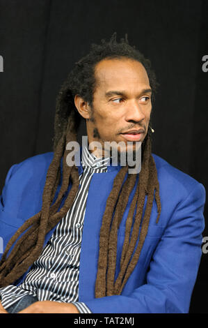 Poeta inglese, romanziere e drammaturgo Benjamin Zephaniah a Cheltenham Festival della Letteratura, 11 ottobre 2014. Foto Stock