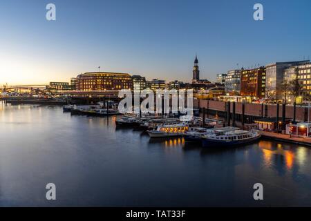 Lo skyline di Amburgo Harbour Foto Stock