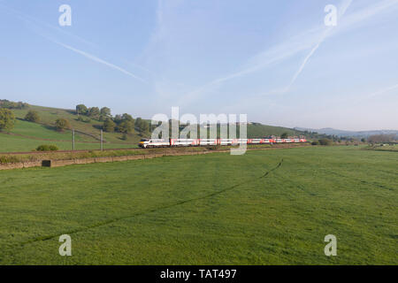 Intercity liveried LNER class 91 locomotiva elettrica 91119 nelle vicinanze Skipton con il 0655 Skipton a Londra Kings Cross treno Foto Stock