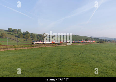 Intercity liveried LNER class 91 locomotiva elettrica 91119 nelle vicinanze Skipton con il 0655 Skipton a Londra Kings Cross treno Foto Stock