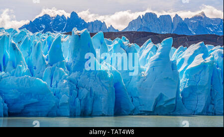 Il blu dei picchi di ghiaccio del ghiacciaio Grey lungo Lago grigio e le vette delle Ande all'interno del parco nazionale di Torres del Paine Puerto Natales, Patagonia, Cile. Foto Stock