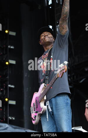 Bassista chitarrista Franz Lione è mostrato esibirsi sul palco durante un 'live' stand up aspetto con il tornello. Foto Stock