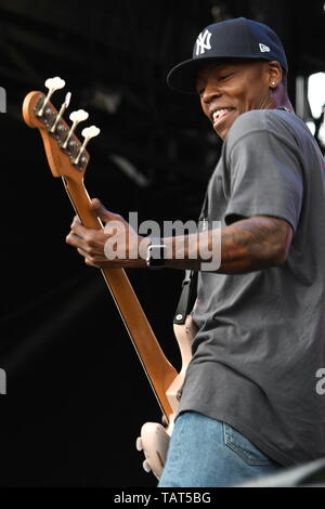 Bassista chitarrista Franz Lione è mostrato esibirsi sul palco durante un 'live' stand up aspetto con il tornello. Foto Stock