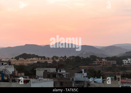 City Palace di Udaipur al tramonto Foto Stock