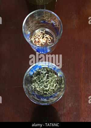 Ingredienti di Stevia tè . Essiccato il tè alle erbe Foto Stock