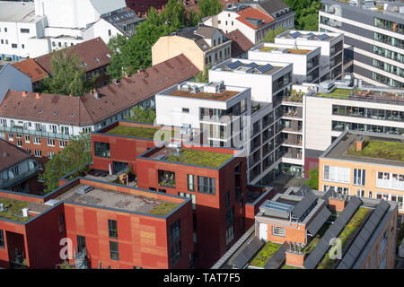 Casa di città in città di grandi dimensioni con uffici e appartamenti visto da sopra. Foto Stock