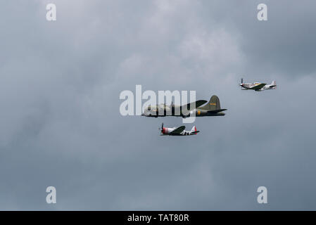 Flypast per noi il Memorial Day ricordo evento presso Cambridge American Cimitero e memoriale, Cambridgeshire, Regno Unito. B-17 bombardiere Sally B e i combattenti Foto Stock