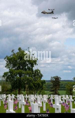 Flypast per noi il Memorial Day ricordo evento presso Cambridge American Cimitero e memoriale, Cambridgeshire, Regno Unito. B-17 bombardiere Sally B e i combattenti. Croce Foto Stock