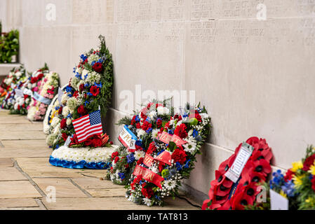 Corone contro la parete Memoriale della mancante su di noi il Memorial Day ricordo evento presso Cambridge American Cimitero e memoriale, Cambridgeshire, Regno Unito. Foto Stock