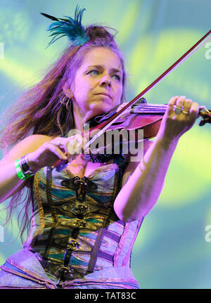 Athene Roberts di Cornish banda 3 Daft scimmie effettuando al Wickham Festival, UK. Agosto 15, 2014 Foto Stock