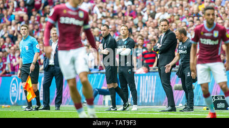 Derby manager Frank Lampard orologi con il suo vecchio compagno di squadra John Terry dietro di lui durante il cielo EFL Bet Play-Off campionato partita finale tra Aston Villa e Derby County allo Stadio di Wembley , Londra , 27 maggio 2019 solo uso editoriale. No merchandising. Per le immagini di calcio FA e Premier League restrizioni si applicano inc. no internet/utilizzo mobile senza licenza FAPL - per i dettagli contatti Football Dataco Foto Stock