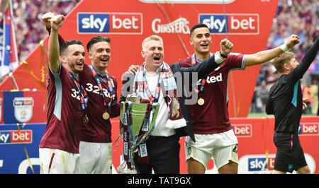 Aston Villa' manager Dean Smith festeggia con i giocatori che hanno vinto il cielo EFL Bet Play-Off campionato partita finale tra Aston Villa e Derby County allo Stadio di Wembley , Londra , 27 maggio 2019 solo uso editoriale. No merchandising. Per le immagini di calcio FA e Premier League restrizioni si applicano inc. no internet/utilizzo mobile senza licenza FAPL - per i dettagli contatti Football Dataco Foto Stock
