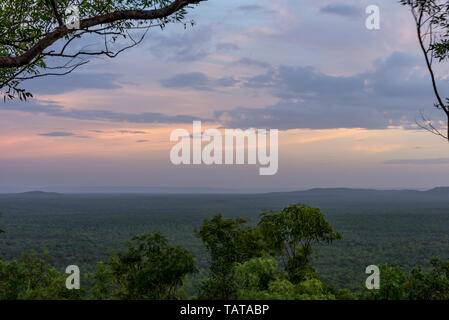 Glorioso tramonto su Arnhem Land dal Mirray Lookout, Kakadu Park, Australia Foto Stock