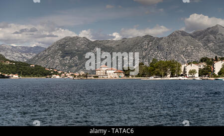 Montenegro - Vista Panoramica di villaggi costieri Dobrota Prčanj e nella Baia di Kotor Foto Stock