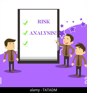 La grafia la scrittura di testo dell'analisi di rischio. Foto concettuale revisione dei rischi associati a un particolare evento Business persone colleghi discutere Mis Foto Stock