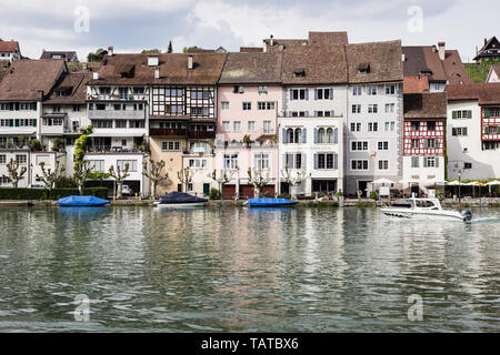 Il fiume Reno e la città di Eglisau, Svizzera Foto Stock