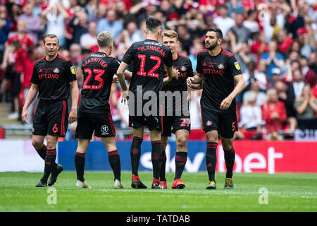 Londra, Inghilterra - 26 Maggio: Grant Leadbitter, Tom Flanagan e Alim Ozturk di Sunderland celebrare dopo il punteggio obiettivo durante il Cielo lega Bet One Play-off match finale tra il Charlton Athletic e Sunderland a Wembley Stadium il 26 maggio 2019 a Londra, Regno Unito. (Foto di Sebastian Frej/MB Media) Foto Stock