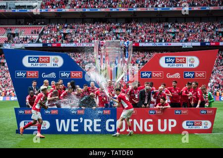 Londra, Inghilterra - 26 Maggio: Jonathan Williams, Krystian Bielik, Naby Sarr, Dillon Phillips, Ben Purrington, Darren Pratley, Anfernee Dijksteel di Charlton Athletic celebrare e ascensori trofeo durante il Cielo lega Bet One Play-off match finale tra il Charlton Athletic e Sunderland a Wembley Stadium il 26 maggio 2019 a Londra, Regno Unito. (Foto di Sebastian Frej/MB Media) Foto Stock