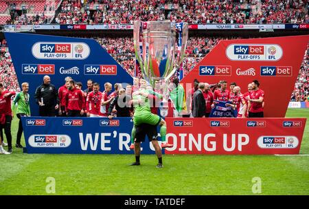 Londra, Inghilterra - 26 Maggio: Jonathan Williams, Krystian Bielik, Naby Sarr, Dillon Phillips, Ben Purrington, Darren Pratley, Anfernee Dijksteel di Charlton Athletic celebrare e ascensori trofeo durante il Cielo lega Bet One Play-off match finale tra il Charlton Athletic e Sunderland a Wembley Stadium il 26 maggio 2019 a Londra, Regno Unito. (Foto di Sebastian Frej/MB Media) Foto Stock