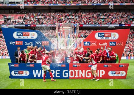 Londra, Inghilterra - 26 Maggio: Jonathan Williams, Krystian Bielik, Naby Sarr, Dillon Phillips, Ben Purrington, Darren Pratley, Anfernee Dijksteel di Charlton Athletic celebrare e ascensori trofeo durante il Cielo lega Bet One Play-off match finale tra il Charlton Athletic e Sunderland a Wembley Stadium il 26 maggio 2019 a Londra, Regno Unito. (Foto di Sebastian Frej/MB Media) Foto Stock