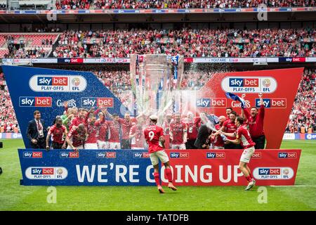 Londra, Inghilterra - 26 Maggio: Jonathan Williams, Krystian Bielik, Naby Sarr, Dillon Phillips, Ben Purrington, Darren Pratley, Anfernee Dijksteel di Charlton Athletic celebrare e ascensori trofeo durante il Cielo lega Bet One Play-off match finale tra il Charlton Athletic e Sunderland a Wembley Stadium il 26 maggio 2019 a Londra, Regno Unito. (Foto di Sebastian Frej/MB Media) Foto Stock