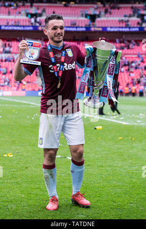 Londra, Inghilterra - 27 Maggio: Giovanni McGinn di Aston Villa solleva il trofeo durante il cielo scommessa campionato Play-off match finale tra Aston Villa e Derby County a Wembley Stadium il 27 maggio 2019 a Londra, Regno Unito. (Foto di Sebastian Frej/MB Media) Foto Stock