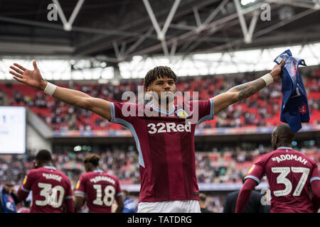 Londra, Inghilterra - 27 Maggio: Tyrone Mings di Aston Villa celebrare durante il cielo scommessa campionato Play-off match finale tra Aston Villa e Derby County a Wembley Stadium il 27 maggio 2019 a Londra, Regno Unito. (Foto di Sebastian Frej/MB Media) Foto Stock