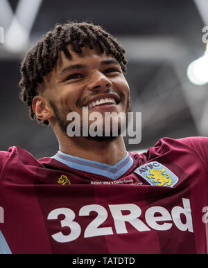 Londra, Inghilterra - 27 Maggio: Tyrone Mings di Aston Villa celebrare durante il cielo scommessa campionato Play-off match finale tra Aston Villa e Derby County a Wembley Stadium il 27 maggio 2019 a Londra, Regno Unito. (Foto di Sebastian Frej/MB Media) Foto Stock
