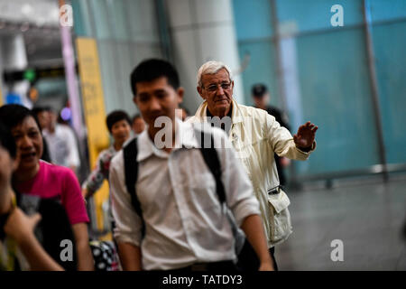 Capo allenatore Marcello Lippi, centro della nazionale cinese gli uomini della squadra di calcio arriva a Guangzhou Baiyun International Airport nella città di Guangzhou, Cina del sud della provincia di Guangdong, 28 maggio 2019. Italia di Marcello Lippi è stato nuovamente nominato capo allenatore della nazionale cinese di calcio, i cinesi Football Association (CFA). La Coppa del Mondo di calcio-winning coach inizierà il suo secondo stint con Team Dragon in giugno in vista del 2022 World Cup qualificazioni asiatiche che iniziano nel mese di settembre di quest'anno. Foto Stock