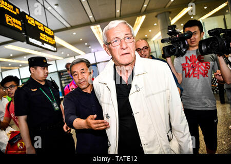 Capo allenatore Marcello Lippi, centro della nazionale cinese gli uomini della squadra di calcio arriva a Guangzhou Baiyun International Airport nella città di Guangzhou, Cina del sud della provincia di Guangdong, 28 maggio 2019. Italia di Marcello Lippi è stato nuovamente nominato capo allenatore della nazionale cinese di calcio, i cinesi Football Association (CFA). La Coppa del Mondo di calcio-winning coach inizierà il suo secondo stint con Team Dragon in giugno in vista del 2022 World Cup qualificazioni asiatiche che iniziano nel mese di settembre di quest'anno. Foto Stock